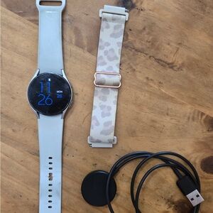 Samsung Silver/White Smartwatch with Extra Beige Leopard Sport Band